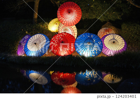水面に浮かぶカラフルな和傘 124203401