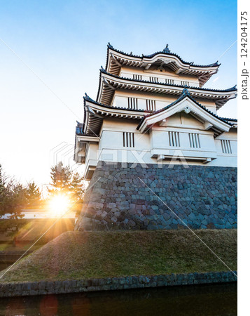 難攻不落の落ちない城、のぼうの城忍城跡の冬の夕方の景色　天守とお堀 124204175