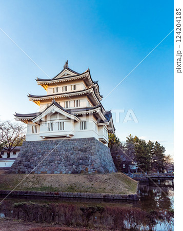 難攻不落の落ちない城、のぼうの城忍城跡の冬の夕方の景色　天守とお堀 124204185