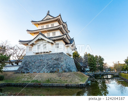 難攻不落の落ちない城、のぼうの城忍城跡の冬の夕方の景色 天守とお堀 難攻不落の落ちない城、のぼうの城忍城跡の冬の夕方の景色 天守とお堀 124204187