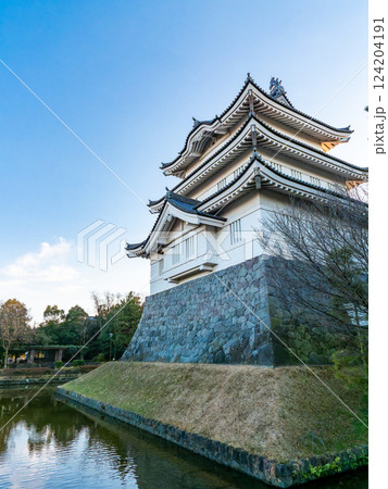 難攻不落の落ちない城、のぼうの城忍城跡の冬の夕方の景色　天守とお堀 124204191