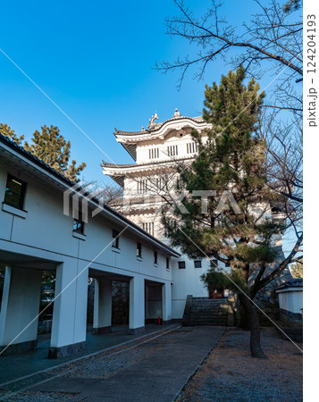 難攻不落の落ちない城、のぼうの城忍城跡の冬の夕方の景色　天守とお堀 124204193