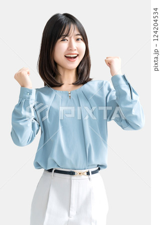 ガッツポーズをする女性・ビジネスウーマン 124204534