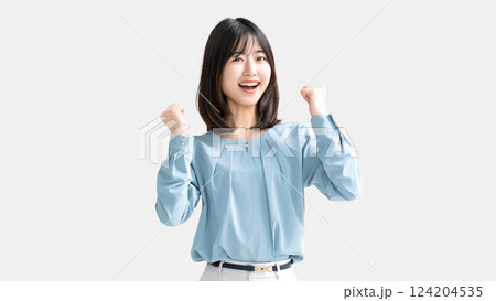 ガッツポーズをする女性・ビジネスウーマン 124204535