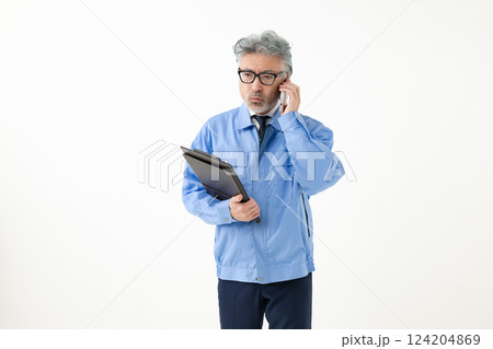 作業着　スマホ　男性 124204869