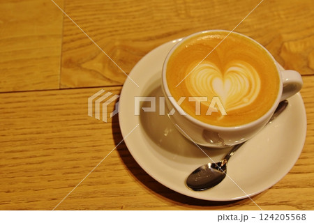 ハートのラテアートのカフェラテ 124205568