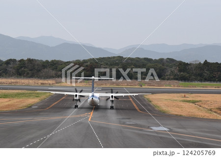 滑走路に向かうプロペラ機 長崎 滑走路に向かうプロペラ機 長崎 124205769