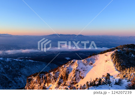 厳冬期の黒斑山稜線から見る朝焼けの絶景 124207239