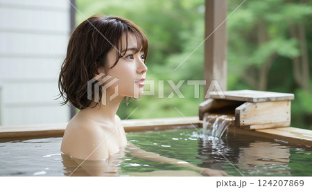 自然に囲まれた露天風呂を楽しむ20代女性 自然に囲まれた露天風呂を楽しむ20代女性 124207869