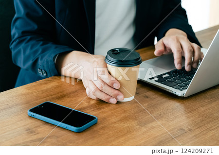 パソコンを使う男性の手元 パソコンを使う男性の手元 124209271