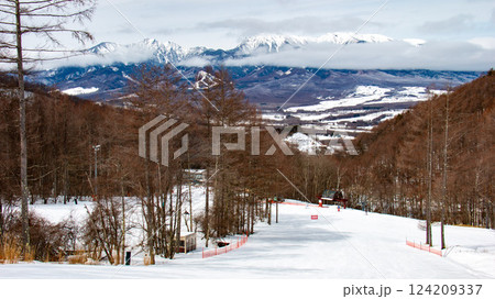 野辺山からゲレンデ越しの冬の八ヶ岳連峰の絶景　　長野県南牧村　日本 124209337