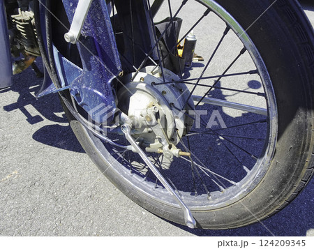バイクのタイヤ交換 124209345
