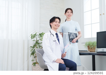 笑顔の医者と看護師 笑顔の医者と看護師 124209591