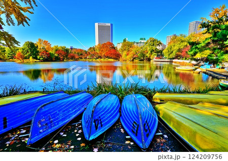 札幌市中島公園のボートと紅葉風景 124209756