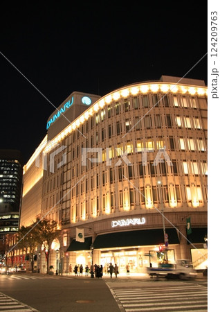 神戸元町のランドマーク大丸神戸店と旧居留地と三宮神社 124209763