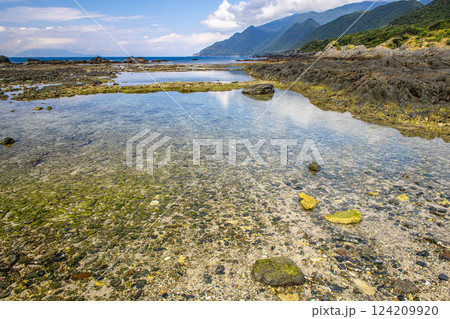 潮溜り 秋の栗生海岸 屋久島国立公園 潮溜り 秋の栗生海岸 屋久島国立公園 124209920
