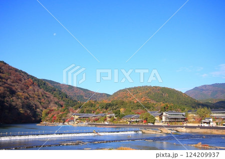 京都の紅葉 嵐山 渡月橋 天龍寺 京都の紅葉 嵐山 渡月橋 天龍寺 124209937