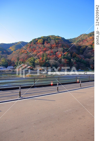 京都の紅葉 嵐山 渡月橋 天龍寺 京都の紅葉 嵐山 渡月橋 天龍寺 124209942