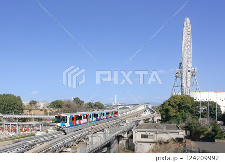 大阪・関西万博の公式キャラクター、ミャクミャクのデザインをラッピングした大阪モノレール号と観覧車 124209992