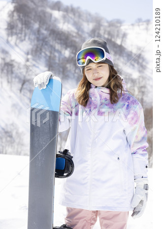 スキーを楽しむ女性 124210189