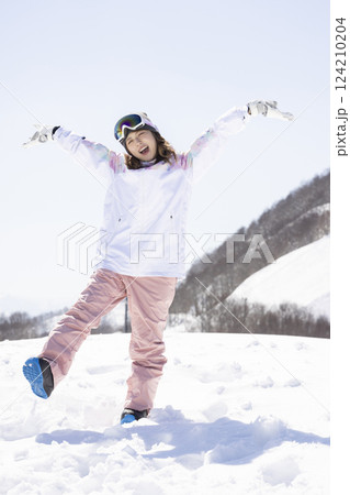 スキーを楽しむ女性 124210204