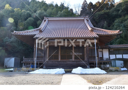雪が残る西本寺　島根 124210264