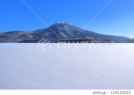 結氷した阿寒湖畔にそびえる厳冬の雄阿寒岳 結氷した阿寒湖畔にそびえる厳冬の雄阿寒岳 124210523