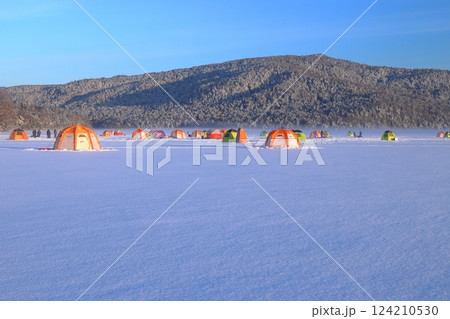 冬の風物詩ワカサギ釣り 124210530