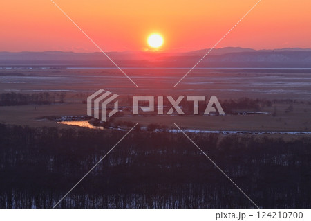雄大な釧路湿原と夕日　冬 124210700
