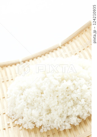 ざるに乗せた白米 ざるに乗せた白米 124210935