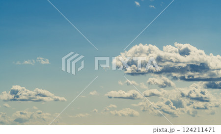 青空に湧く白い雲　b-4 フィルム調 124211471