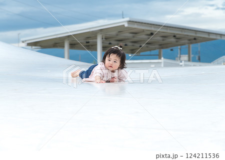【巨大な遊具ではいはいする乳幼児】 124211536