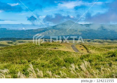 熊本県阿蘇市　秋の大観峰から眺める阿蘇のカルデラの遊歩道を散歩する観光客 124211555