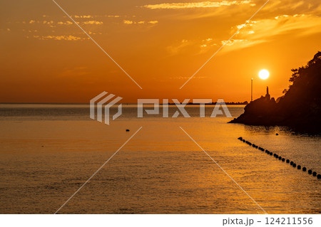 熊本県天草市　世界文化遺産に登録された天草の崎津集落にあるマリア像の夕陽展望デッキからの夕陽 124211556
