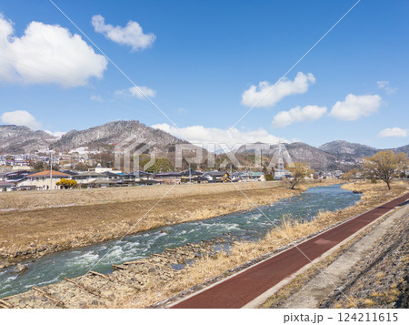 長野県長野市の流れる裾花川と街並み 124211615