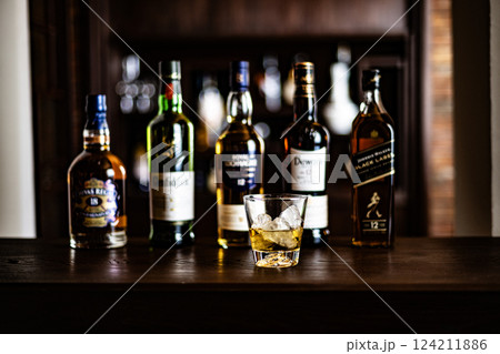 ウイスキーイメージ　Bar　スコッチ　シングルモルト　ブレンデッド　熟成年数　お酒　洋酒 124211886