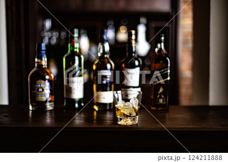 ウイスキーイメージ　Bar　スコッチ　シングルモルト　ブレンデッド　熟成年数　お酒　洋酒 124211888