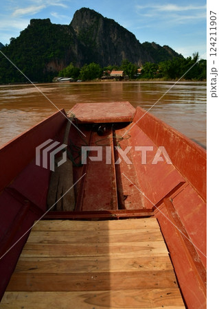 メコンをボートで メコンをボートで 124211907