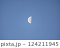 綺麗な半月の見える風景 綺麗な半月の見える風景 124211945