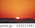 慶良間諸島の向こうで海に沈む夕日 慶良間諸島の向こうで海に沈む夕日 124211981