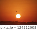 夕日と飛行機の見える風景 夕日と飛行機の見える風景 124212008
