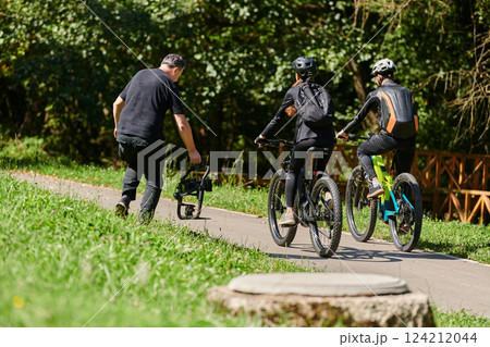 A professional videographer skillfully captures the joyous journey of a couple on bicycles through the park, blending cinematic expertise with the natural allure of outdoor adventure 124212044
