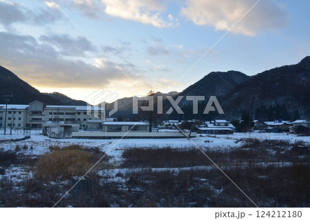 JR東日本、篠ノ井線の長野駅から聖高原駅までの早朝風景(2022年12月) JR東日本、篠ノ井線の長野駅から聖高原駅までの早朝風景(2022年12月) 124212180