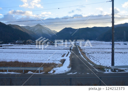 JR東日本、篠ノ井線の聖高原駅から西条駅までの早朝風景(2022年12月) 124212373