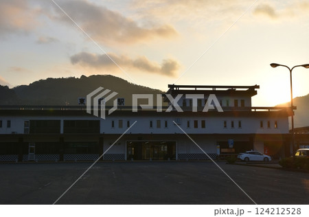 朝焼けの東萩駅　山口 124212528