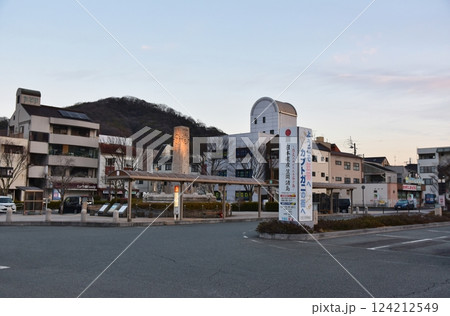 朝の笠岡駅前　岡山 124212549