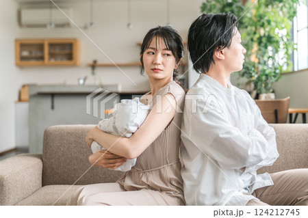赤ちゃんの子育て・育児で喧嘩する夫婦・カップル 赤ちゃんの子育て・育児で喧嘩する夫婦・カップル 124212745