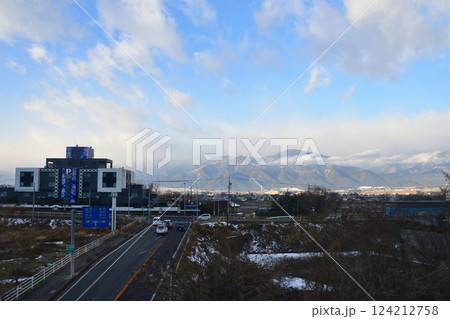 JR東日本、篠ノ井線の明科駅から松本駅までの早朝車窓風景(2022年12月) 124212758