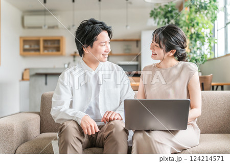 マイホームでパソコンを使う若いアジア人夫婦(動画・相談・資産運用・ネットショッピング) マイホームでパソコンを使う若いアジア人夫婦(動画・相談・資産運用・ネットショッピング) 124214571