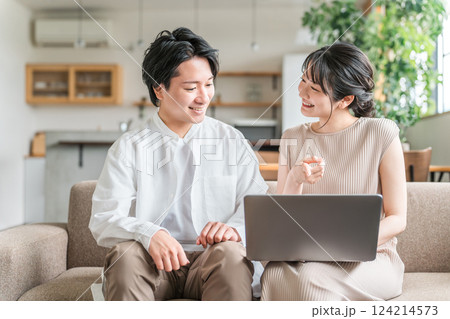マイホームでパソコンを使う若いアジア人夫婦(動画・相談・資産運用・ネットショッピング) マイホームでパソコンを使う若いアジア人夫婦(動画・相談・資産運用・ネットショッピング) 124214573